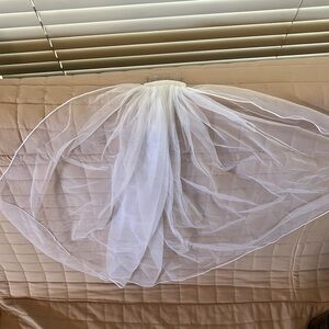 Short wedding veil with comb, elbow length.